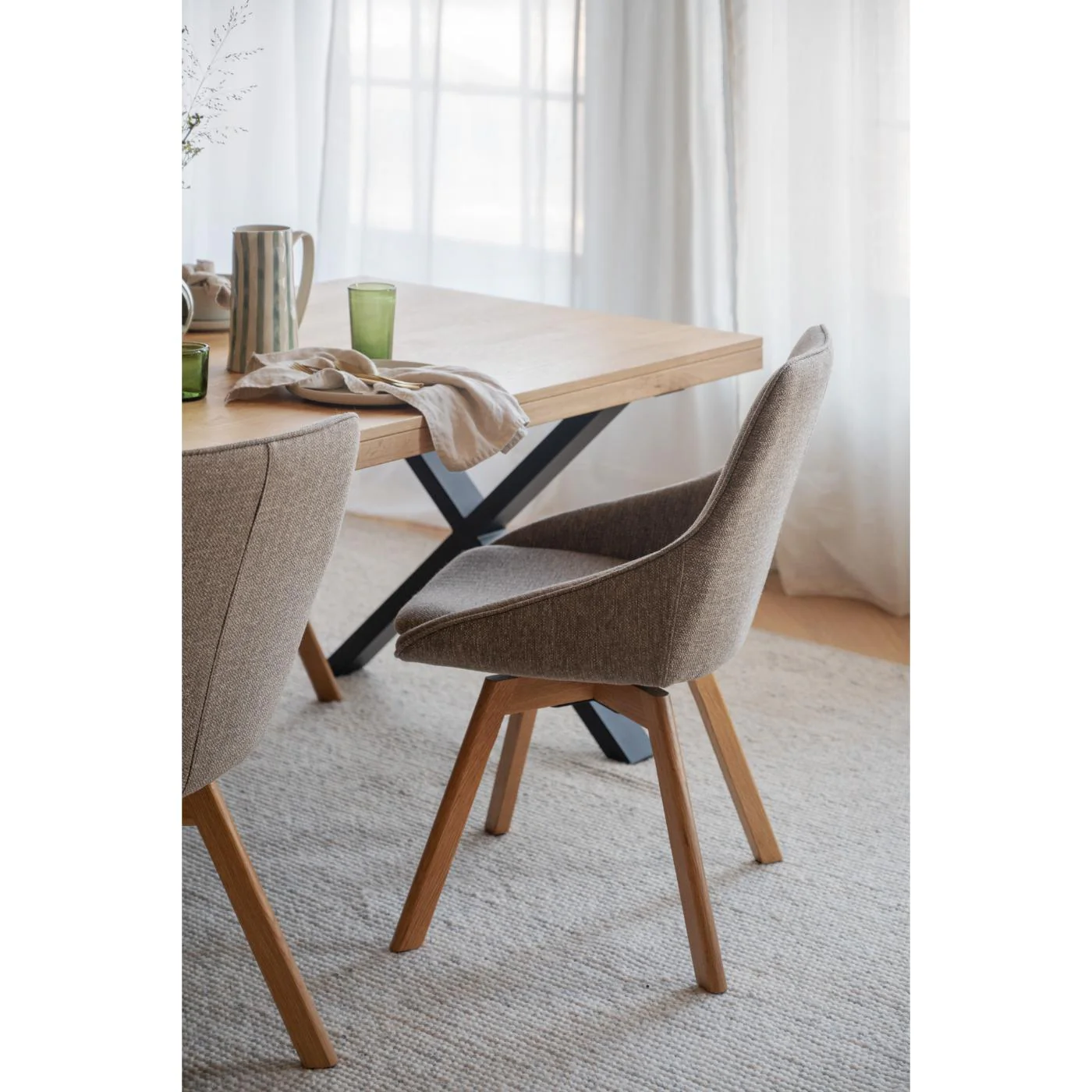 Alison tuoli lakattu tammijalka / tumma beige kangas - Image 10