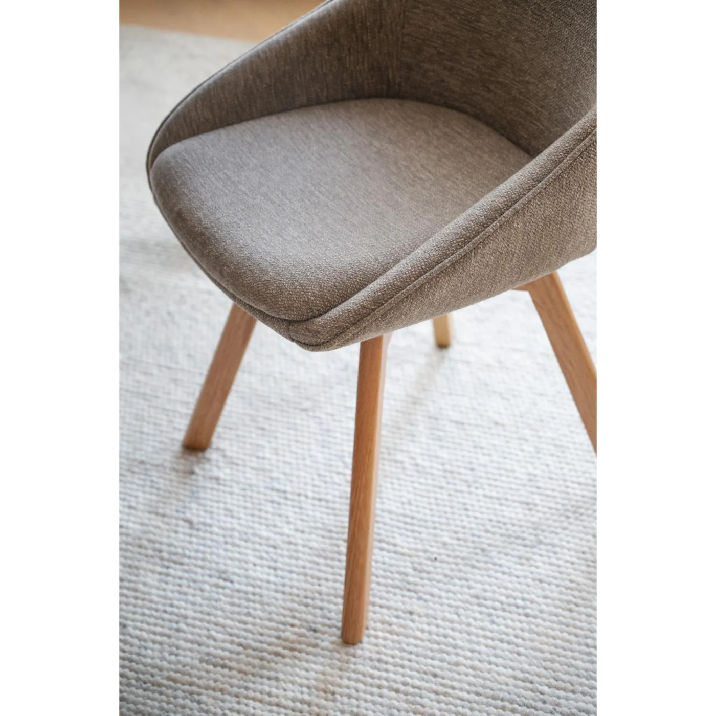 Alison tuoli lakattu tammijalka / tumma beige kangas - Image 7