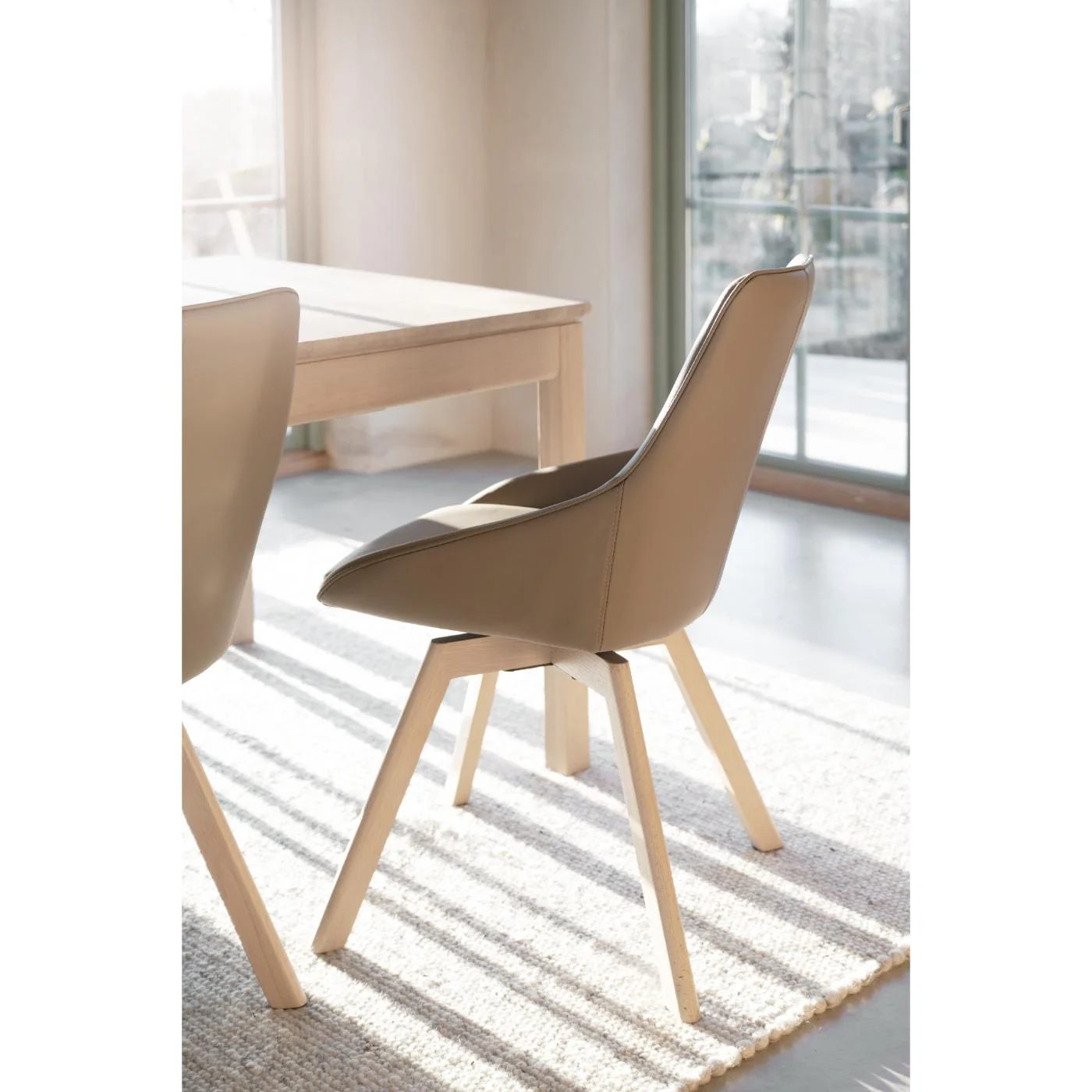 Alison tuoli valkolakattu tammijalka / beige nahka - Image 2