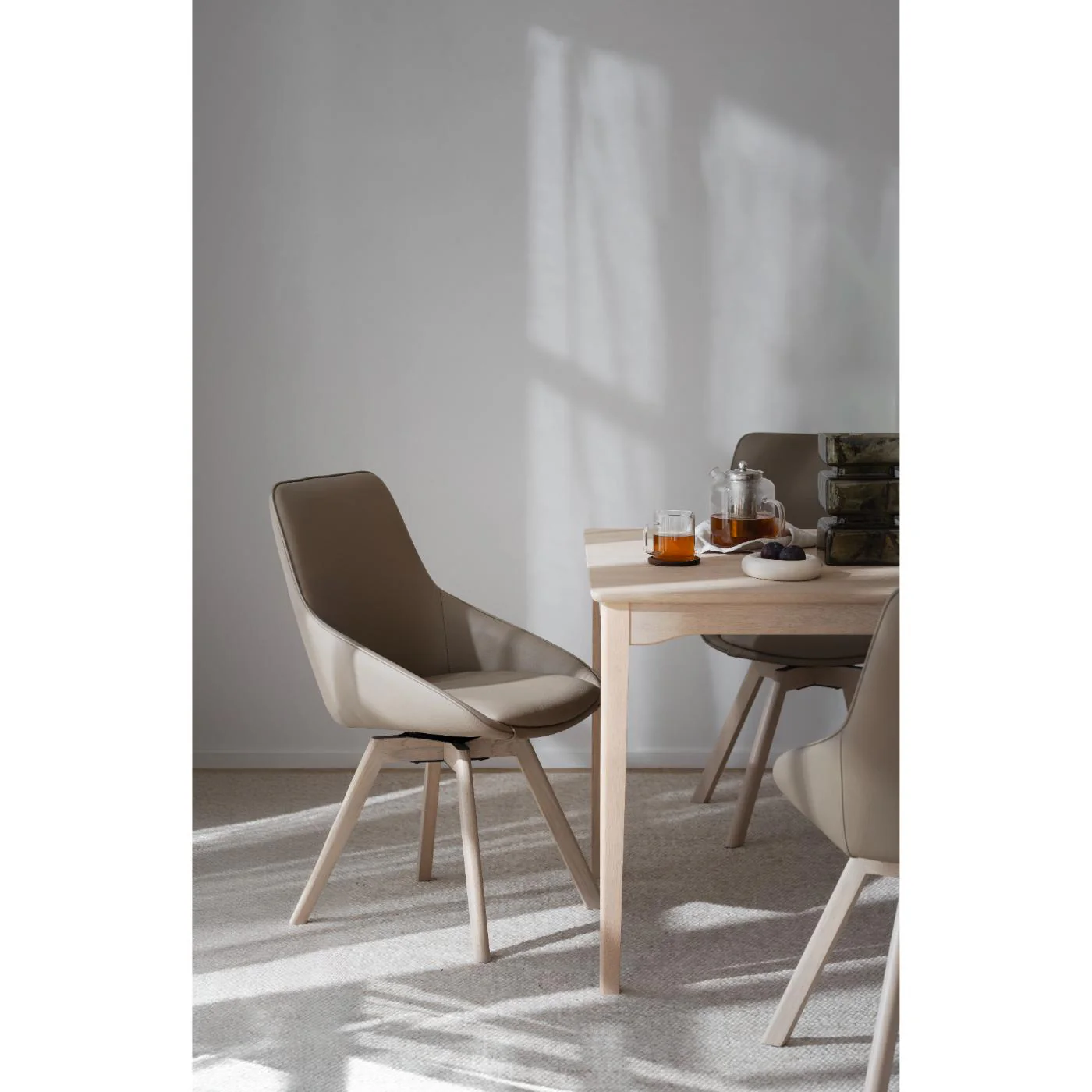 Alison tuoli valkolakattu tammijalka / beige nahka - Image 7
